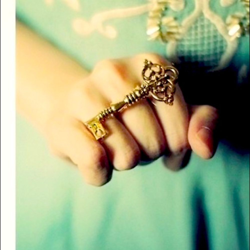 HOUSE of HARLOW 1960 Nicole Richie antique gold skeleton key midi ring 5
